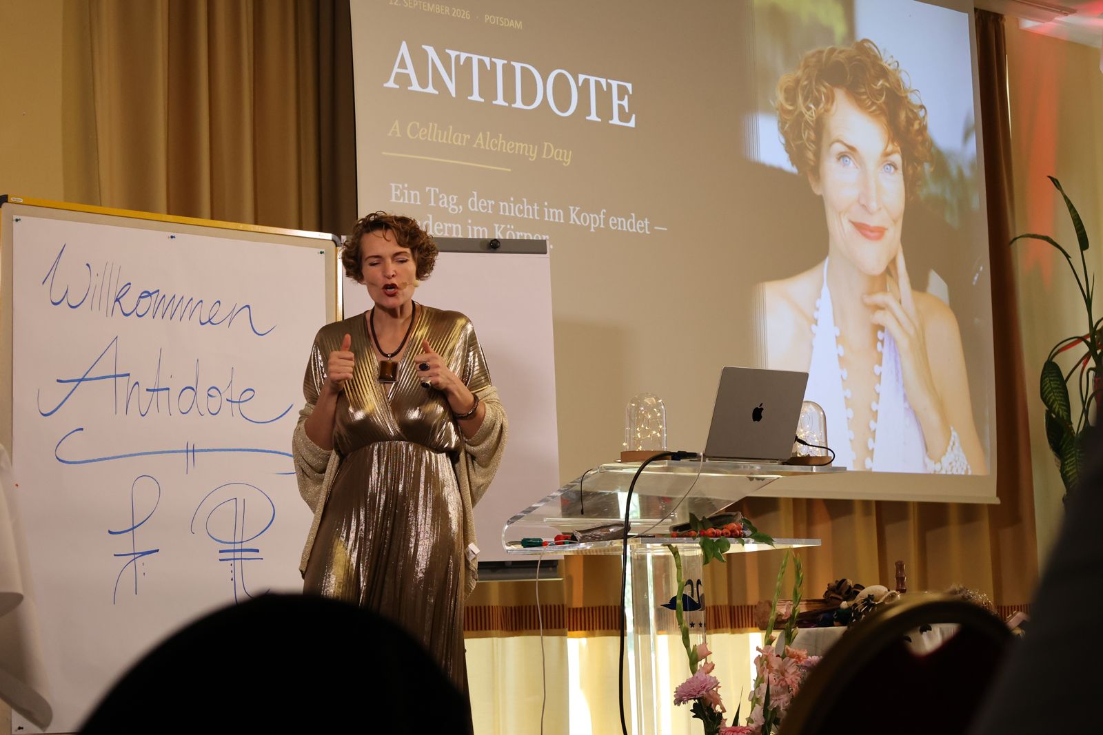 Stefanie auf der Bühne vor der ANTIDOTE-Leinwand
