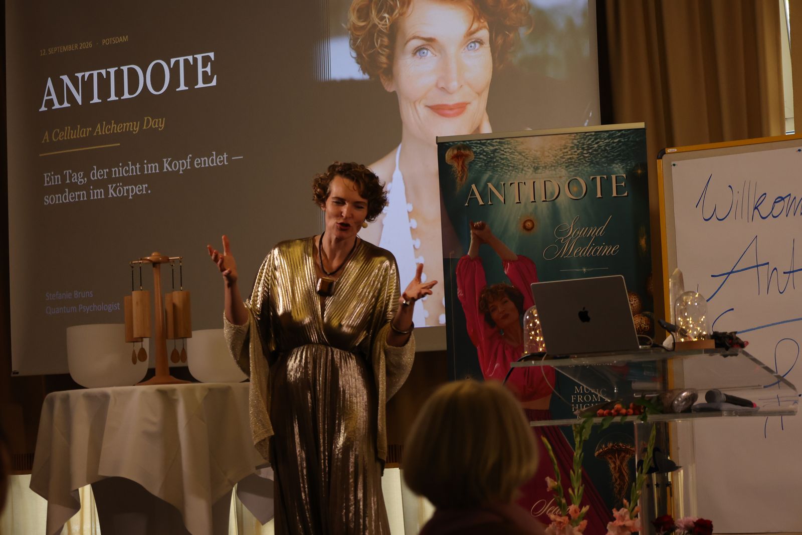 Stefanie spricht vor der ANTIDOTE-Leinwand