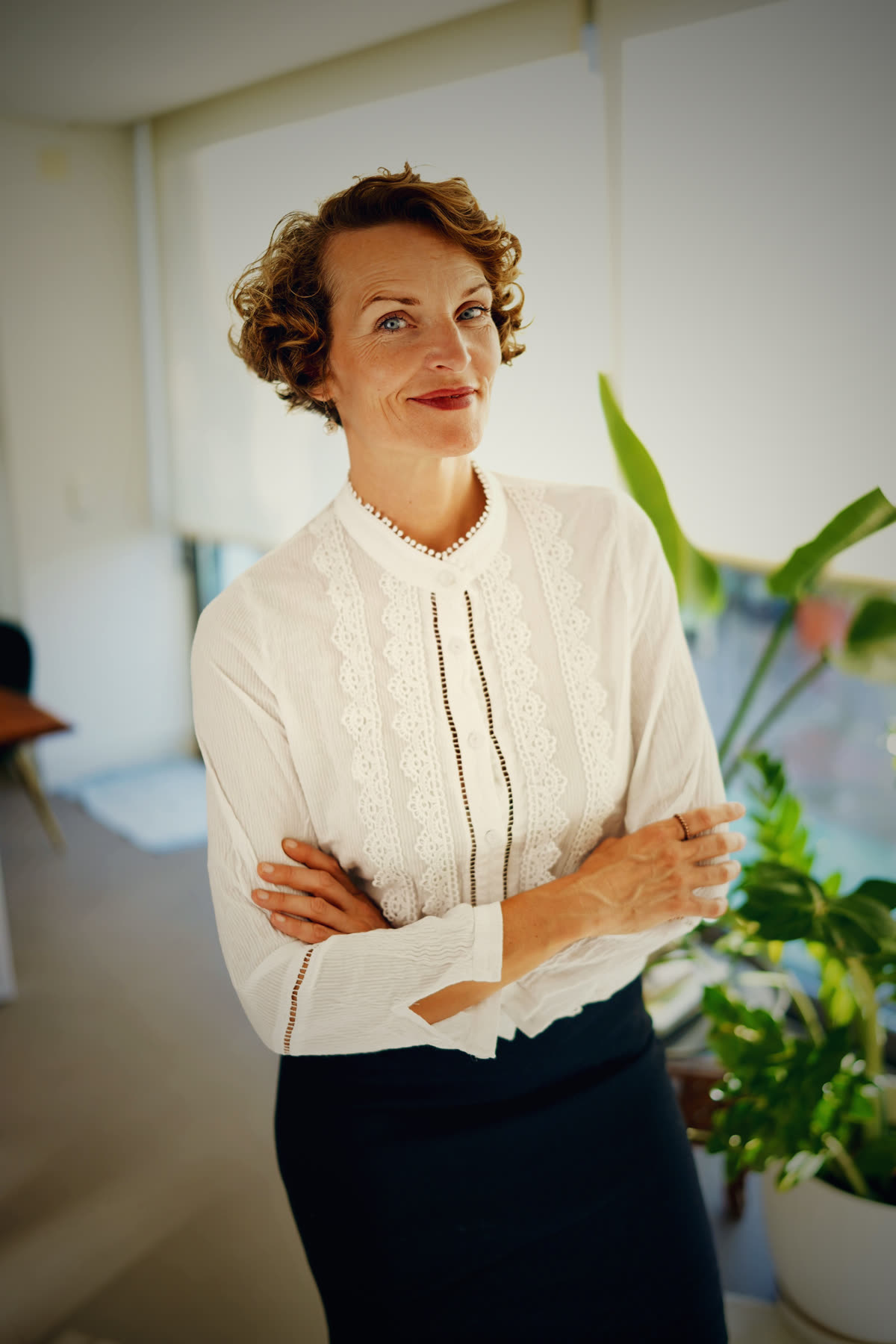 Stefanie Bruns mit verschränkten Armen